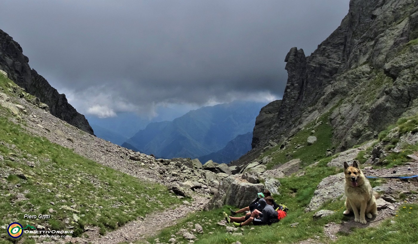 52 Dalla Bocchetta d'inferno (2306 m) vista verso la Sfinge nella parte terminale della Val d'inferno salita.JPG -                                